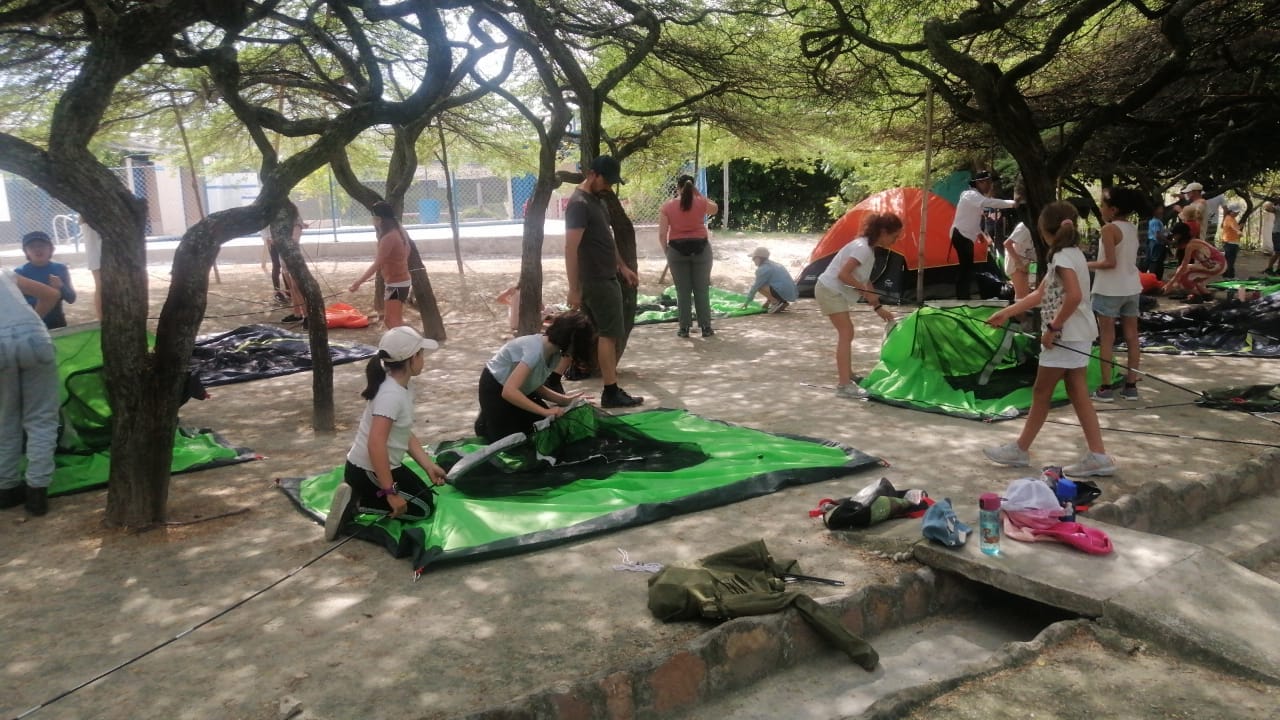 Estudiantes participando en campamentos para colegios en Colombia con Awalí School