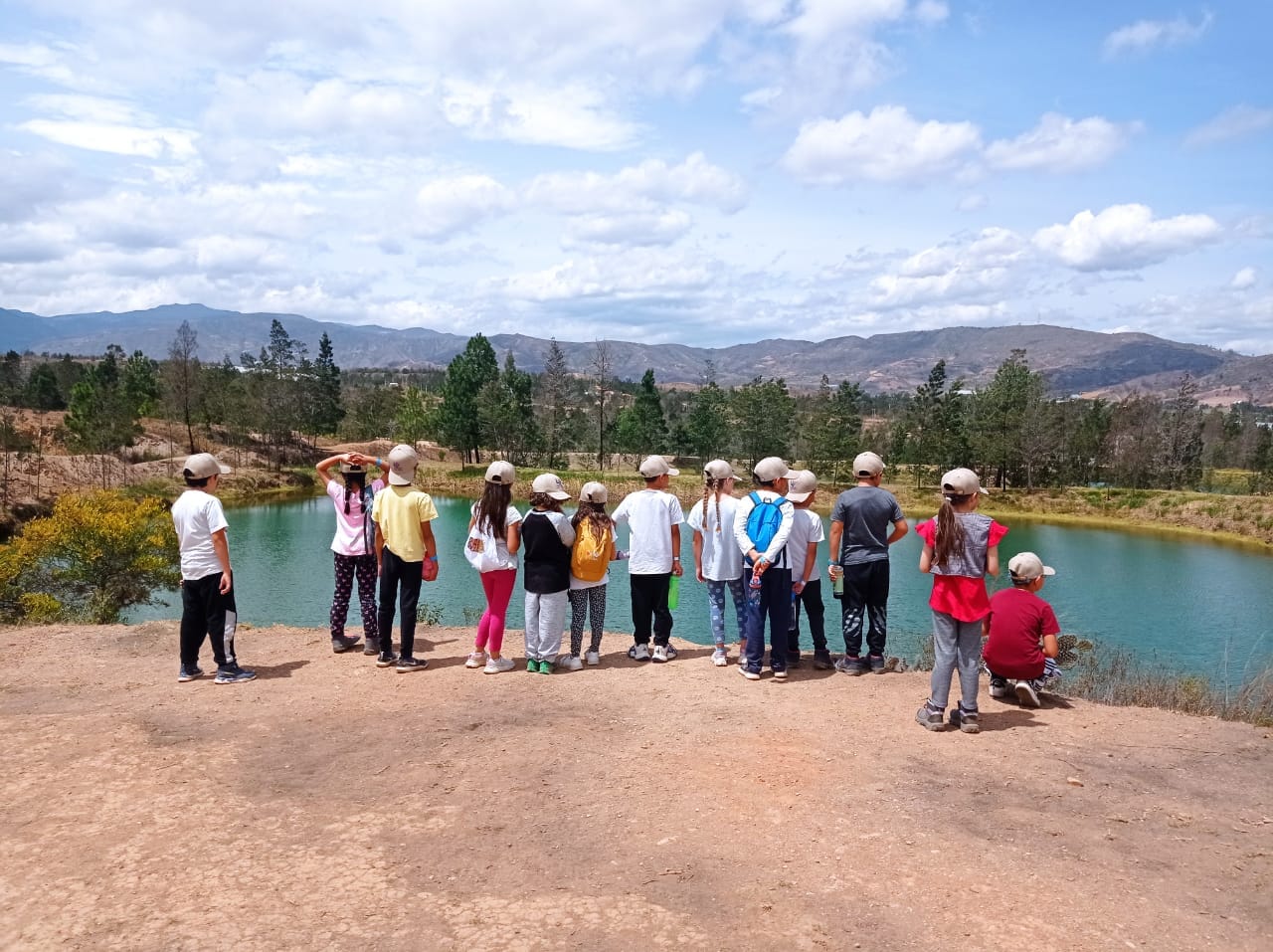 Niños desarrollando habilidades de liderazgo y trabajo en equipo durante un campamento para colegios con Awalí School