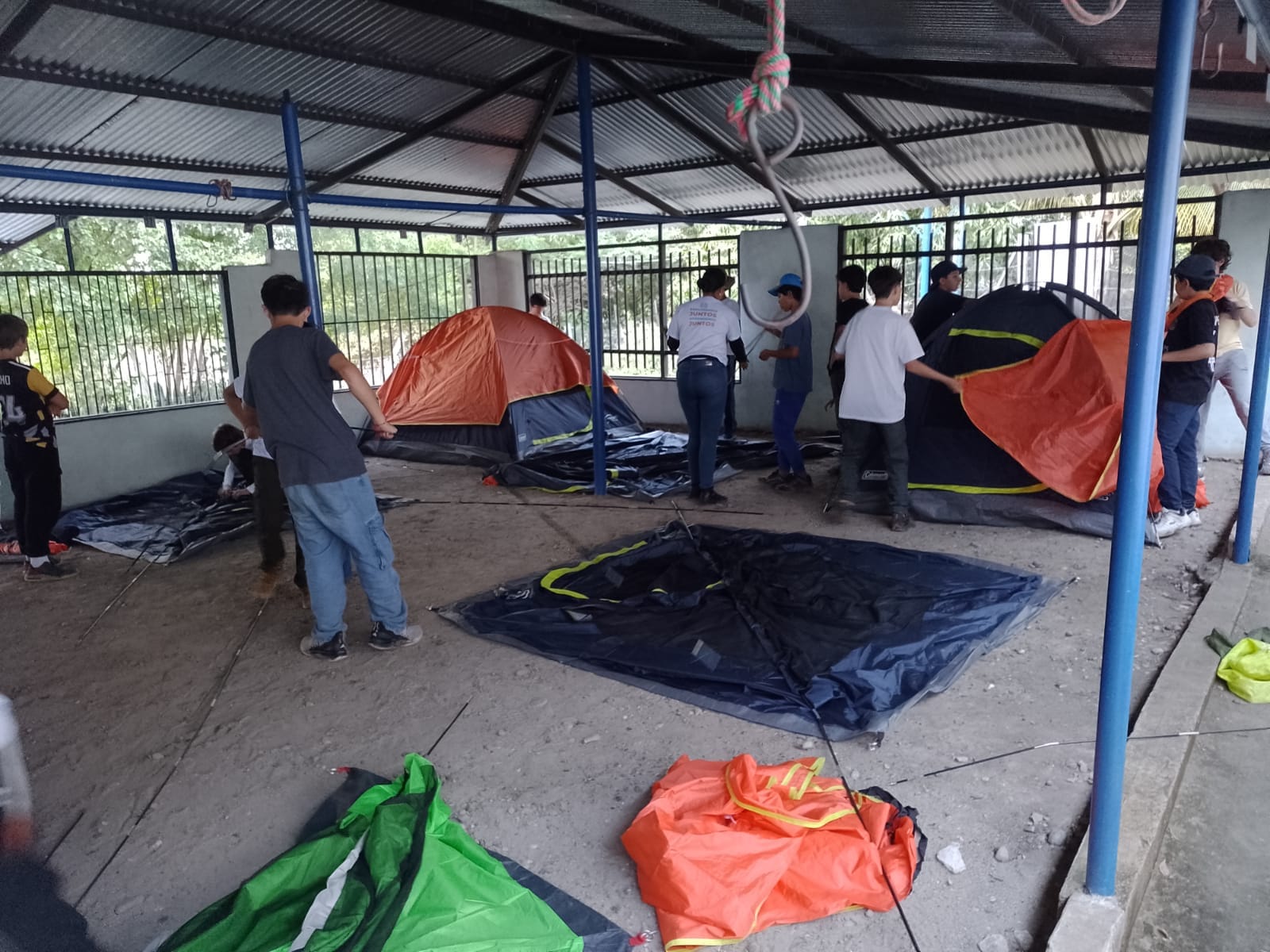 Coordinador académico evaluando propuesta de campamento escolar para colegios con Awalí School en Bogotá Colombia