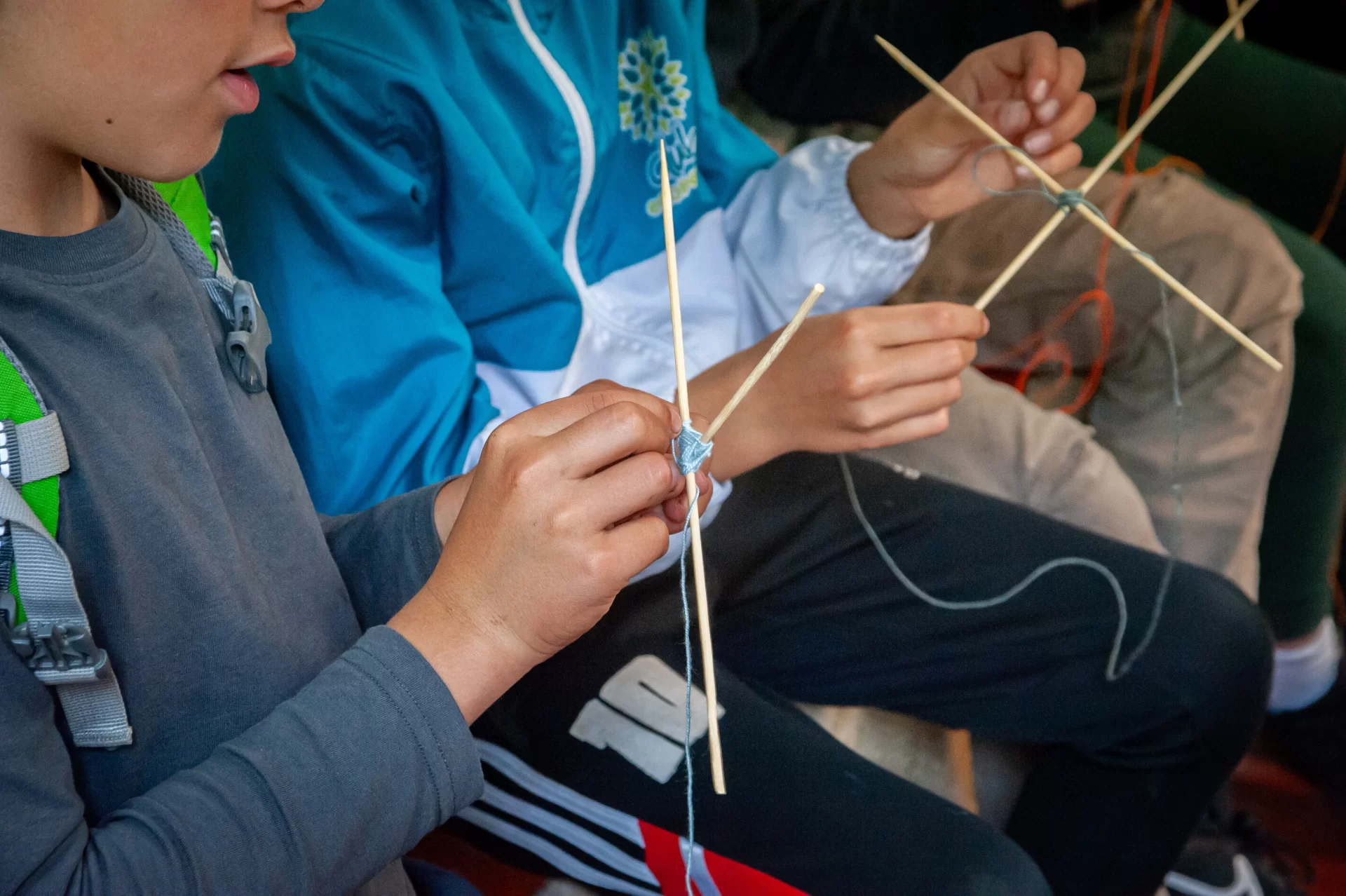 Estudiantes aprendiendo de un artesano colombiano durante una excursión escolar organizada por Awalí School