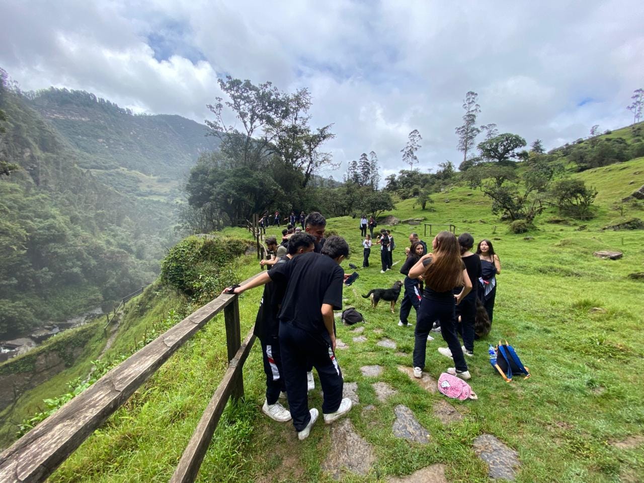 Estudiantes disfrutando de un momento de recreación durante una excursión pedagógica en Colombia