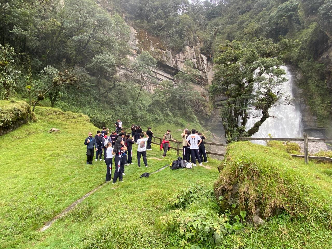 Estudiantes participando en una excursión escolar diseñada bajo los 3 pilares de una excursión escolar exitosa