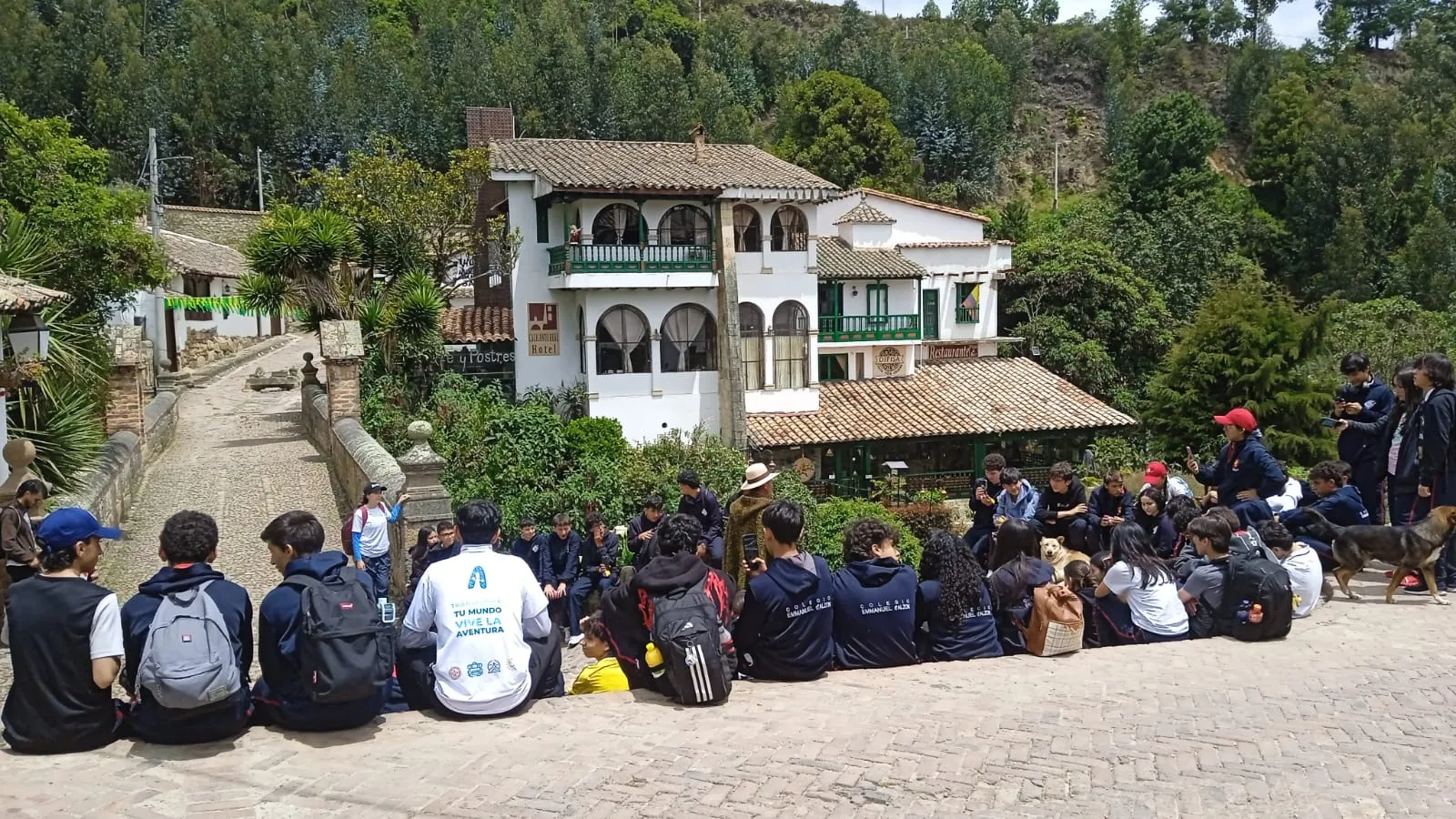 Estudiantes participando en taller de balones en Boyacá durante una salida pedagógica con Awalí School