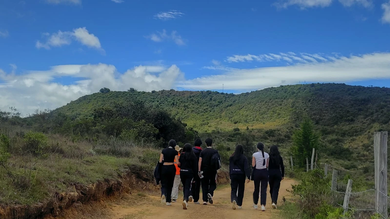 Estudiantes y guía de Awalí School durante una salida pedagógica, ejemplo de los términos definidos en este glosario pedagógico